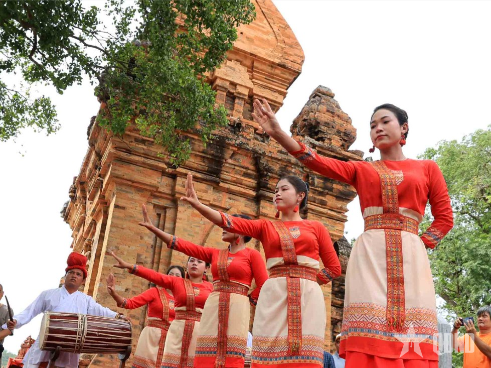 Vũ điệu Chăm làm sống lại không gian tháp cổ